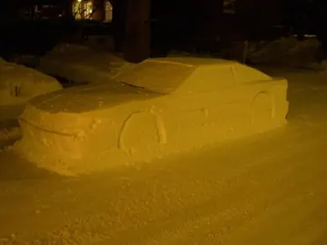 Un hombre engaña a la policía con un coche hecho de nieve Un hombre engaña a la policía con un coche hecho de nieve