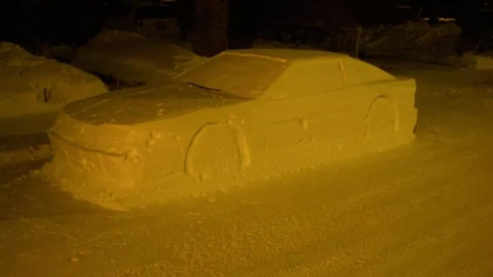 Un hombre engaña a la policía con un coche hecho de nieve