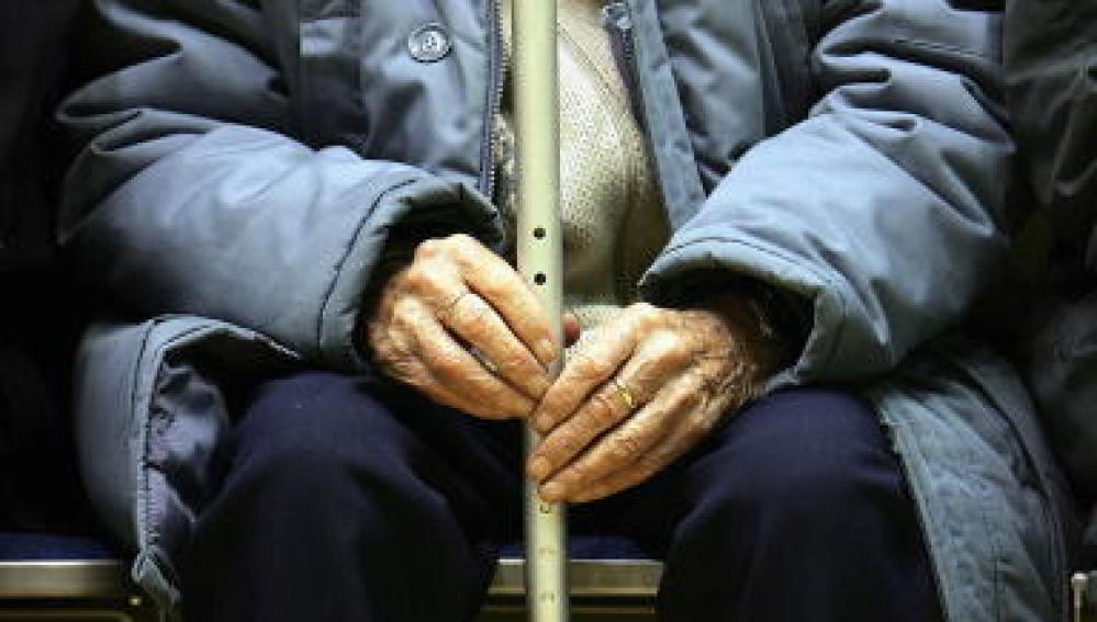 Anciano con una muleta