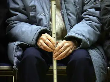 Anciano con una muleta Anciano con una muleta