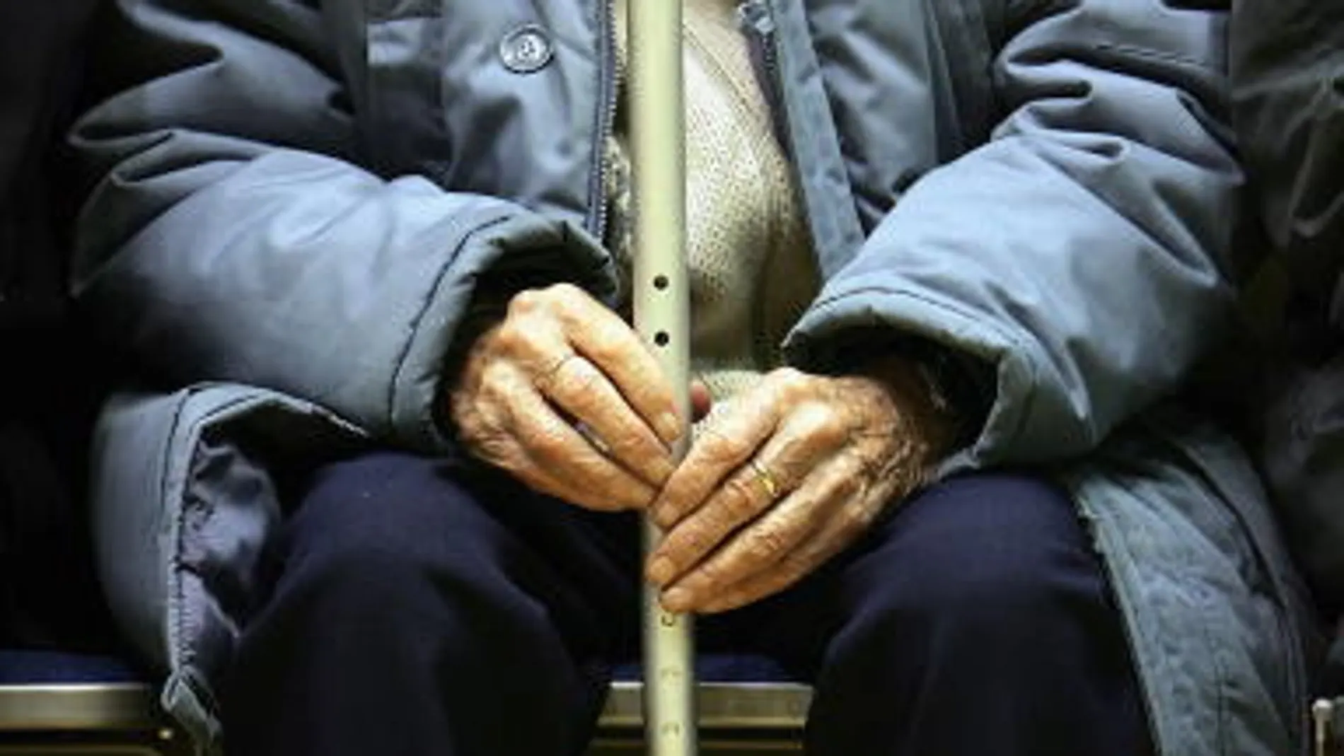 Anciano con una muleta Anciano con una muleta