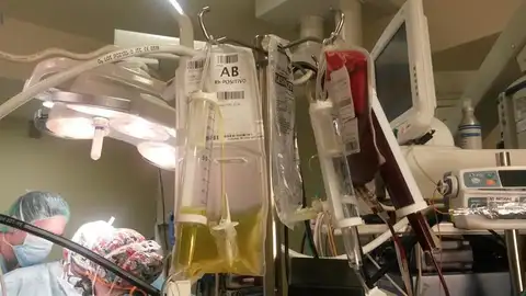 Médicos en un quirófano Médicos en un quirófano