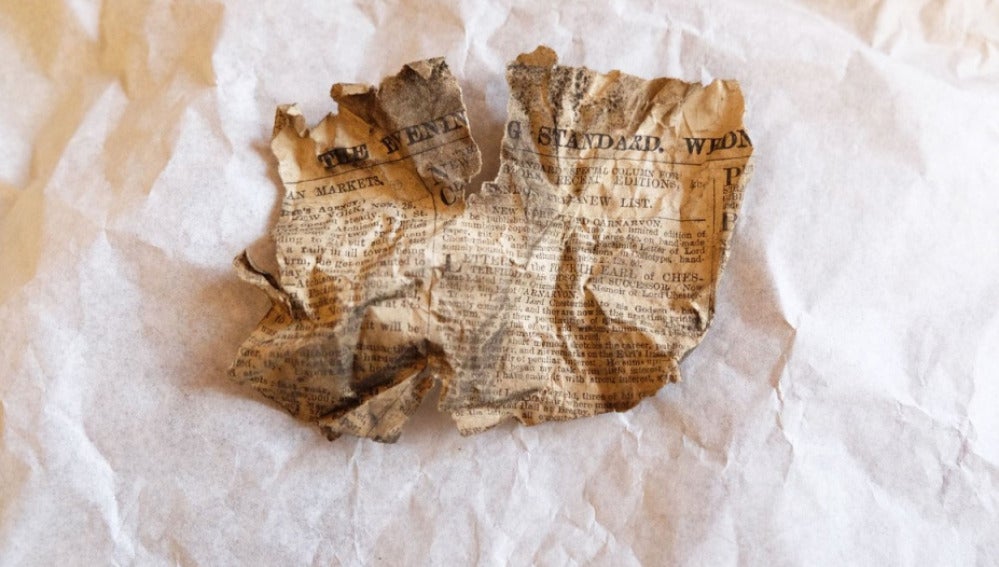 Periódico encontrado bajo el suelo del Palacio de Buckingham