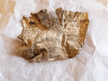 Periódico encontrado bajo el suelo del Palacio de Buckingham Periódico encontrado bajo el suelo del Palacio de Buckingham
