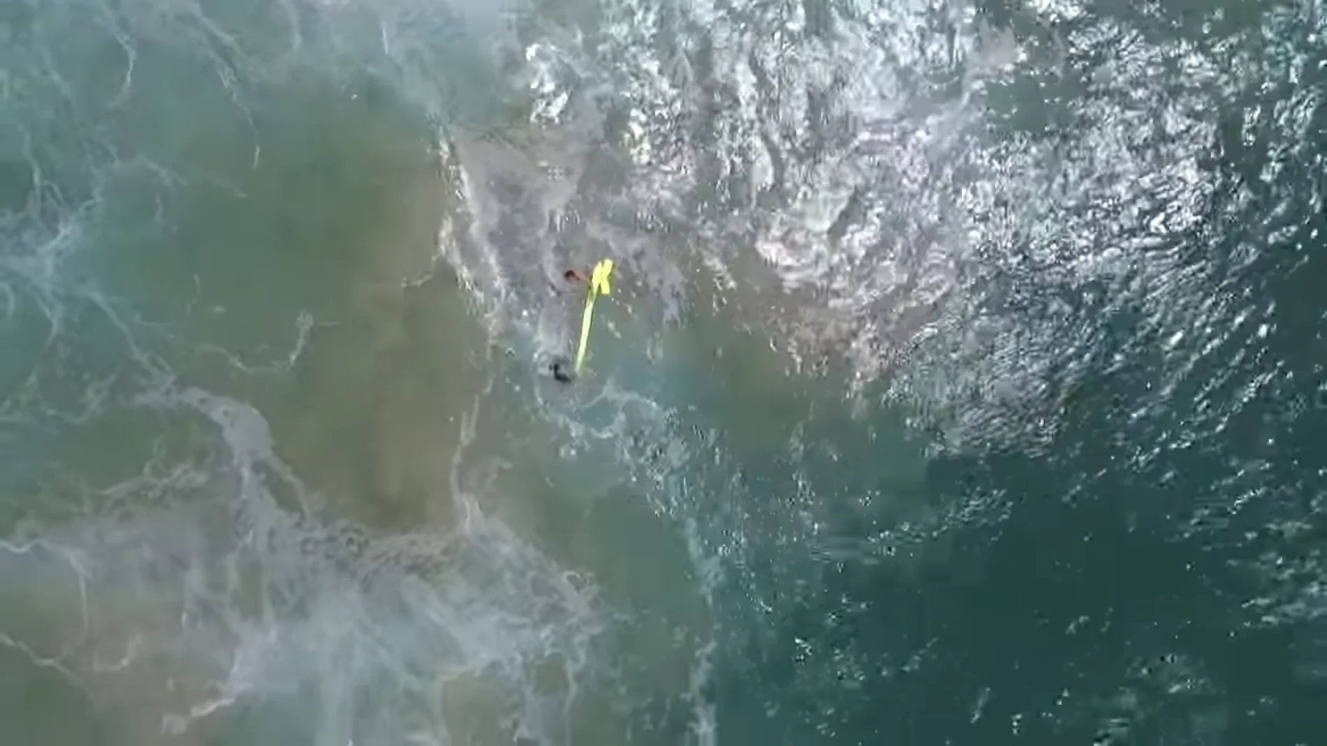Momento del rescate de un dron a dos surfistas Momento del rescate de un dron a dos surfistas