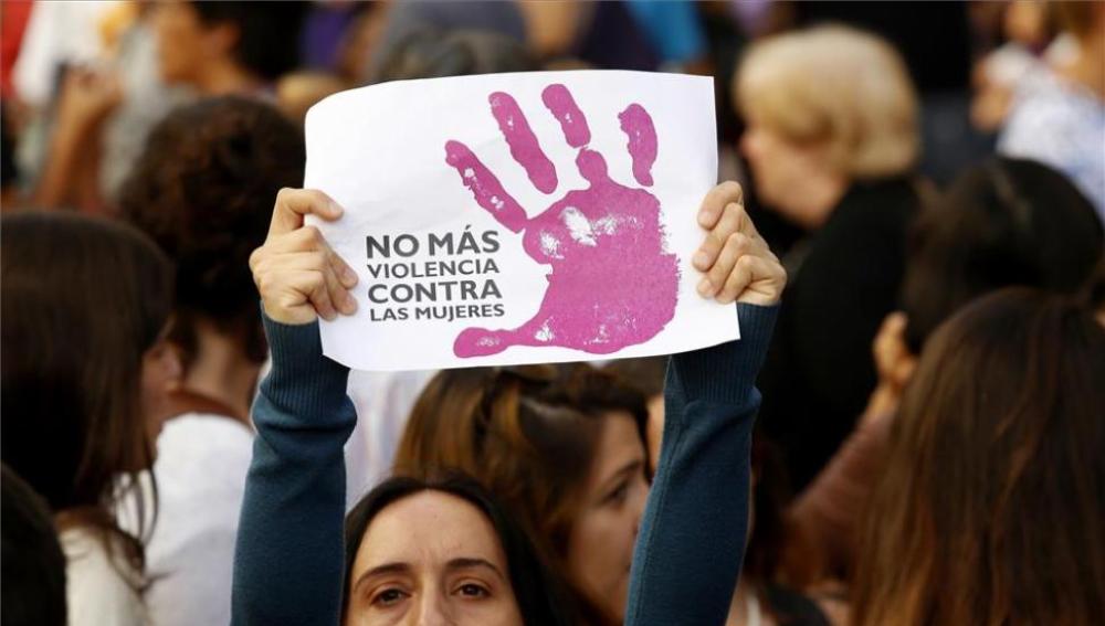 Una mujer protesta contra la violencia machista
