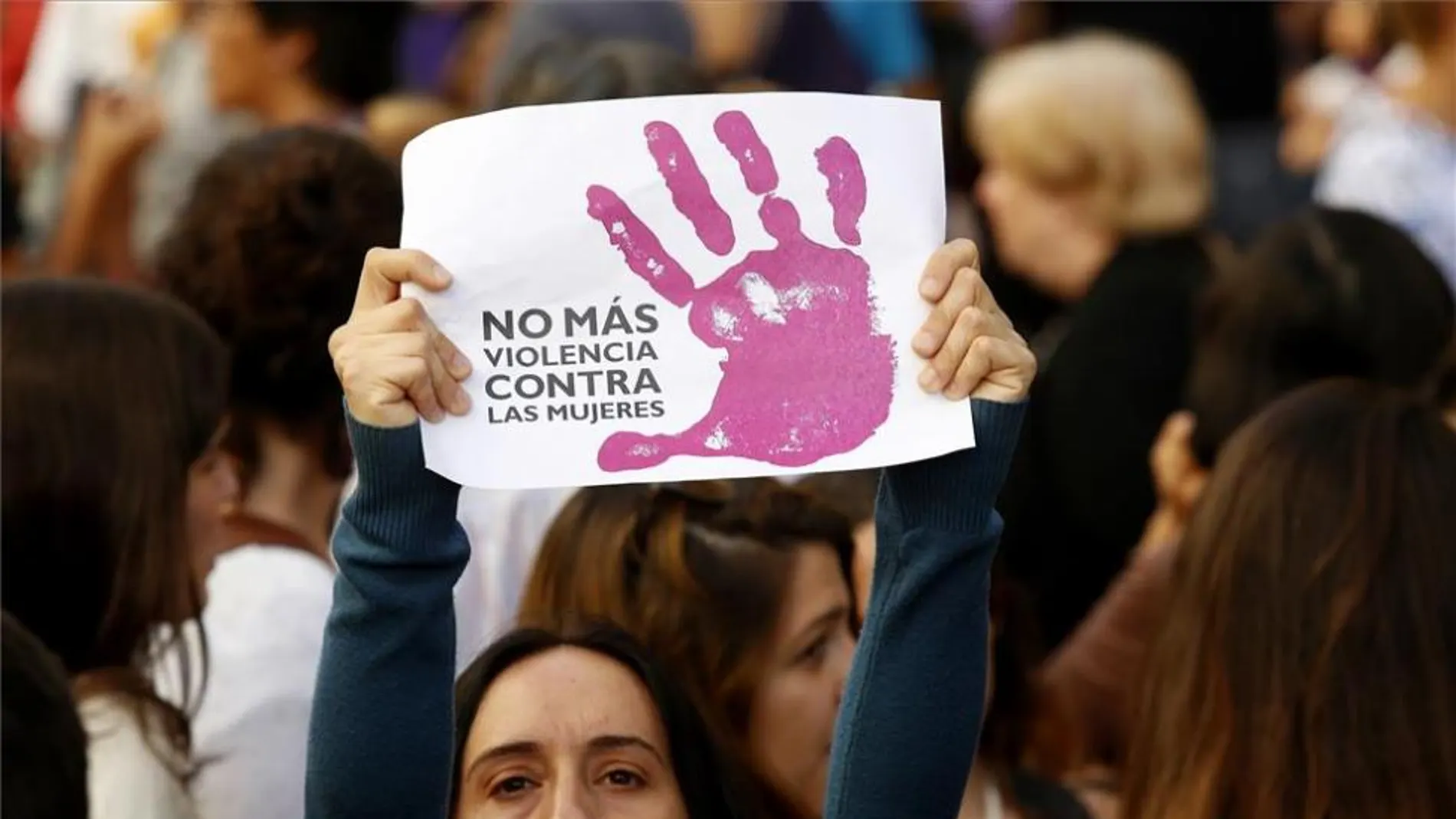 Una mujer protesta contra la violencia machista Una mujer protesta contra la violencia machista