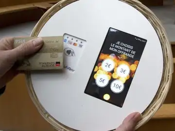 Cepillo electrónico instalado en una iglesia de París Cepillo electrónico instalado en una iglesia de París