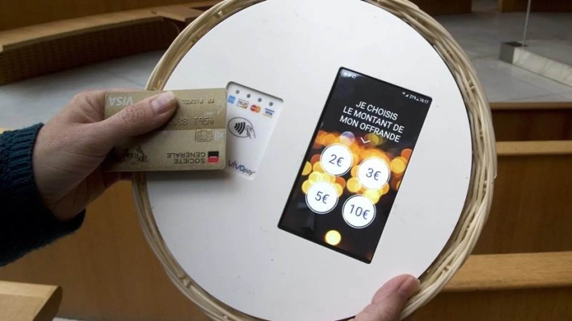 Cepillo electrónico instalado en una iglesia de París Cepillo electrónico instalado en una iglesia de París