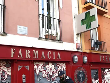 Un hombre pasa ante la placa "de recuerdo y homenaje" a Alfredo Aguirre Un hombre pasa ante la placa "de recuerdo y homenaje" a Alfredo Aguirre