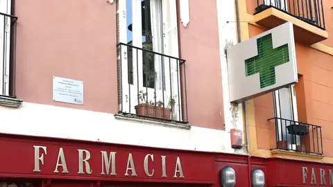 Un hombre pasa ante la placa "de recuerdo y homenaje" a Alfredo Aguirre Un hombre pasa ante la placa "de recuerdo y homenaje" a Alfredo Aguirre