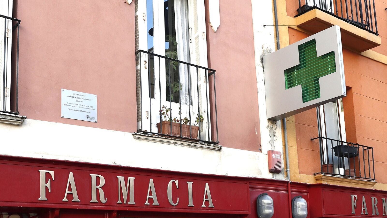 Pamplona coloca por primera vez placas en memoria de las victimas de ETA