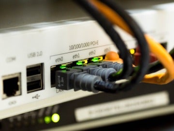 Cables conectados a un router