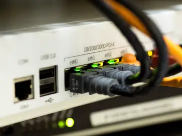 Cables conectados a un router Cables conectados a un router