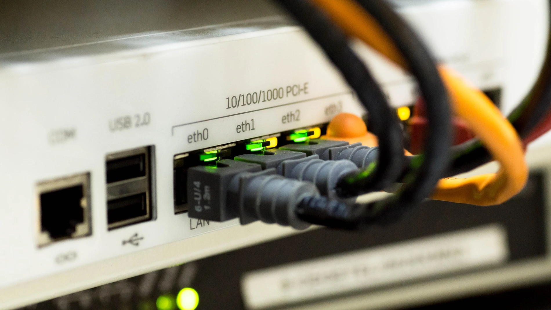 Cables conectados a un router Cables conectados a un router