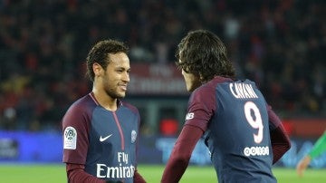 Neymar y Cavani celebran un gol del PSG