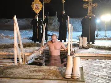 Putin se baña en aguas heladas Putin se baña en aguas heladas