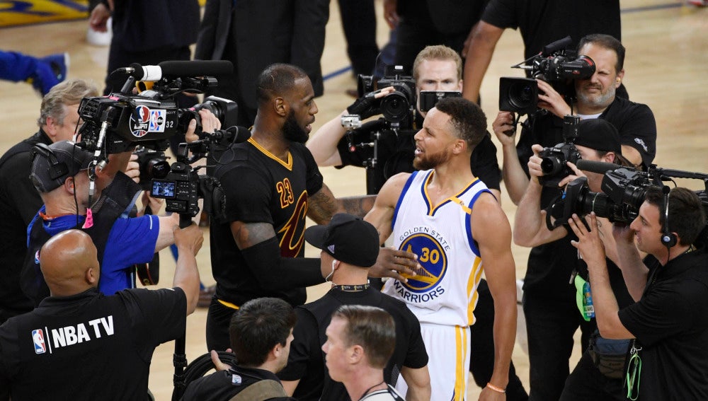 LeBron James y Steph Curry, tras un partido de las Finales de 2017