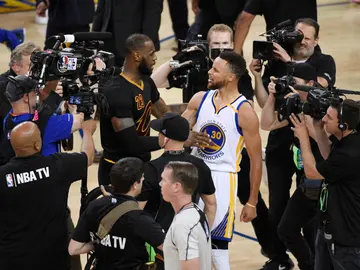 LeBron James y Steph Curry, tras un partido de las Finales de 2017 LeBron James y Steph Curry, tras un partido de las Finales de 2017