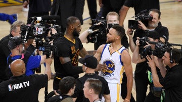 LeBron James y Steph Curry, tras un partido de las Finales de 2017