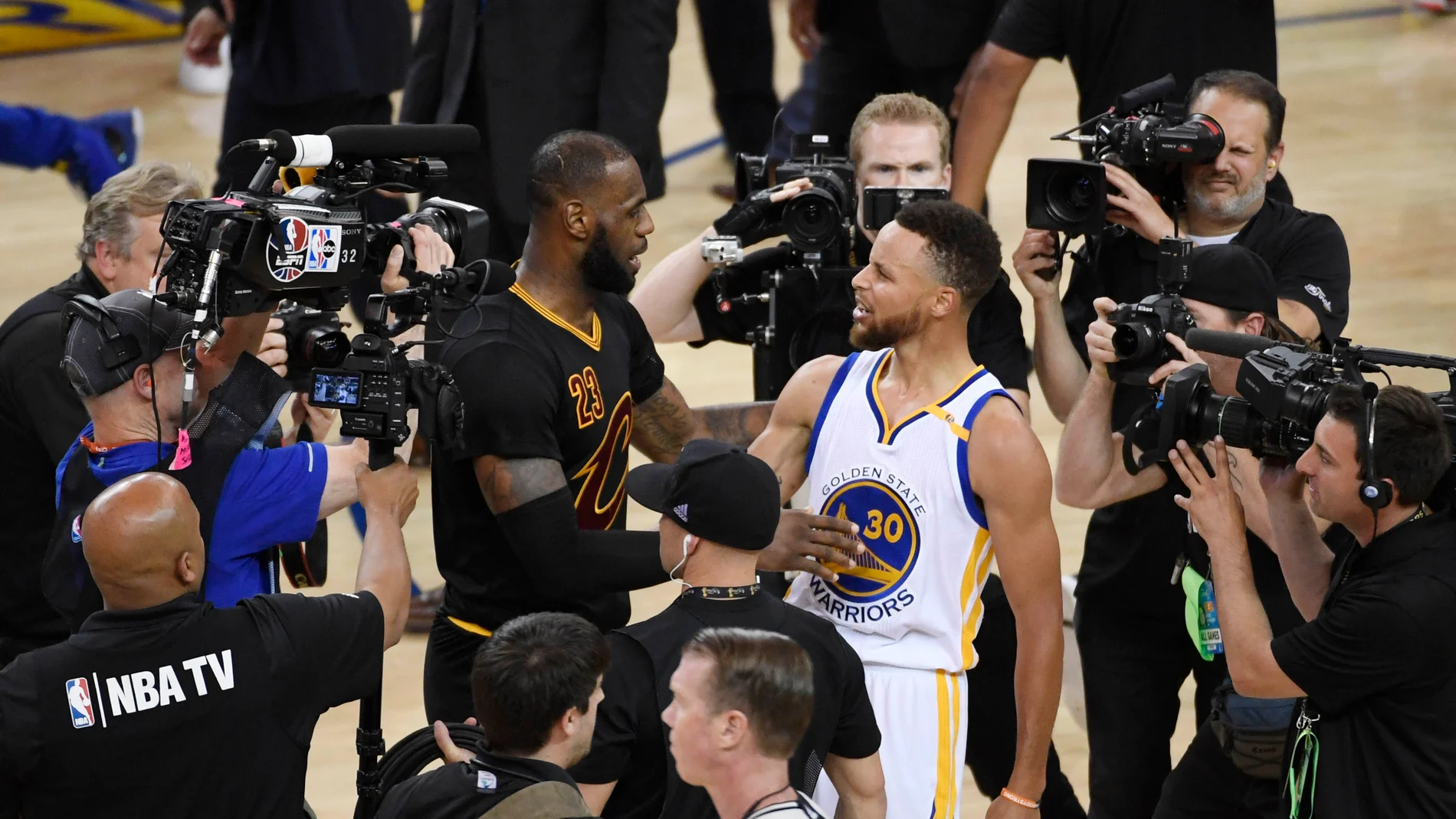 LeBron James y Steph Curry, tras un partido de las Finales de 2017 LeBron James y Steph Curry, tras un partido de las Finales de 2017