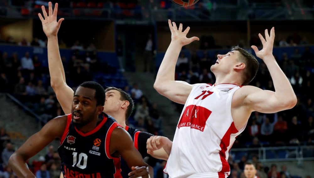 Gudaitis trata de llegar a un balón