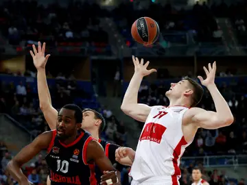 Gudaitis trata de llegar a un balón Gudaitis trata de llegar a un balón
