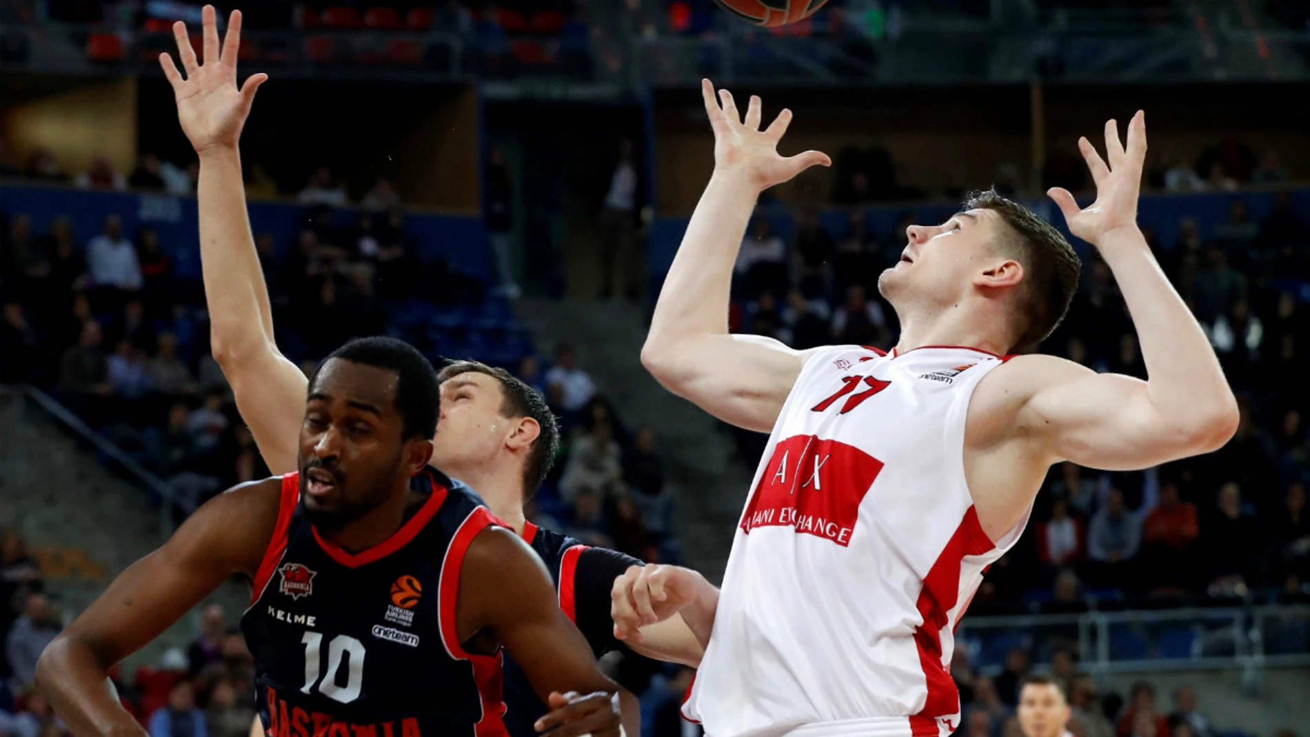 Gudaitis trata de llegar a un balón Gudaitis trata de llegar a un balón