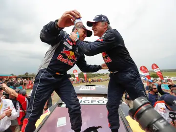 Lucas Cruz y Carlos Sainz se abrazan tras ganar el Dakar Lucas Cruz y Carlos Sainz se abrazan tras ganar el Dakar