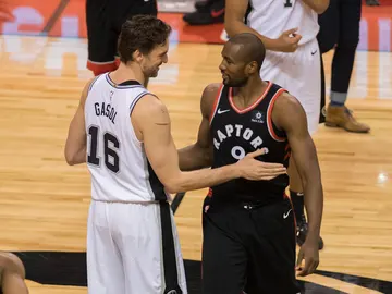 Gasol e Ibaka dialogan durante el Raptors-Spurs Gasol e Ibaka dialogan durante el Raptors-Spurs
