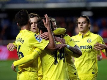 Los jugadores del Villarreal celebran uno de los goles ante el Levante