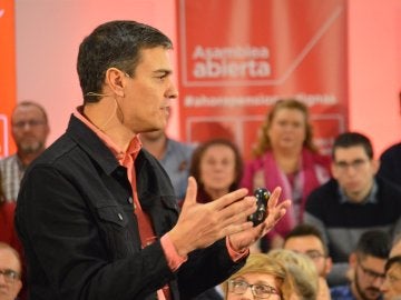 Pedro Sánchez en una asamblea abierta en Elche Pedro Sánchez en una asamblea abierta en Elche