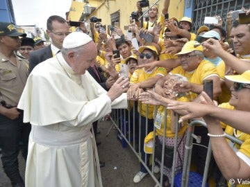 El papa Francisco saluda a sus fieles en Perú