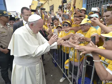 El papa Francisco saluda a sus fieles en Perú El papa Francisco saluda a sus fieles en Perú