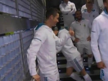 Cristiano Ronaldo dialoga con un niño en el túnel de vestuarios del Real Madrid