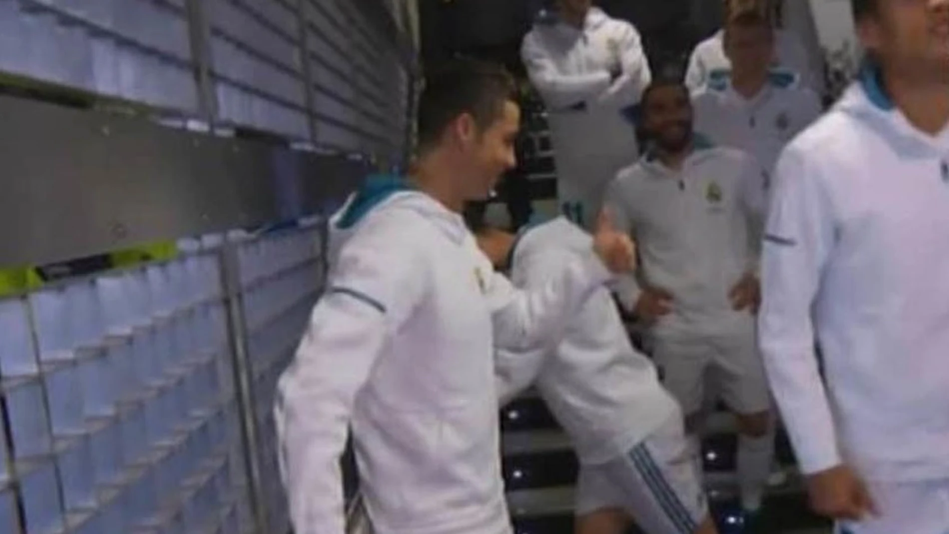 Cristiano Ronaldo dialoga con un niño en el túnel de vestuarios del Real Madrid Cristiano Ronaldo dialoga con un niño en el túnel de vestuarios del Real Madrid