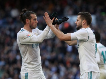 Bale y Nacho celebran el 2-1 del Real Madrid ante el Deportivo