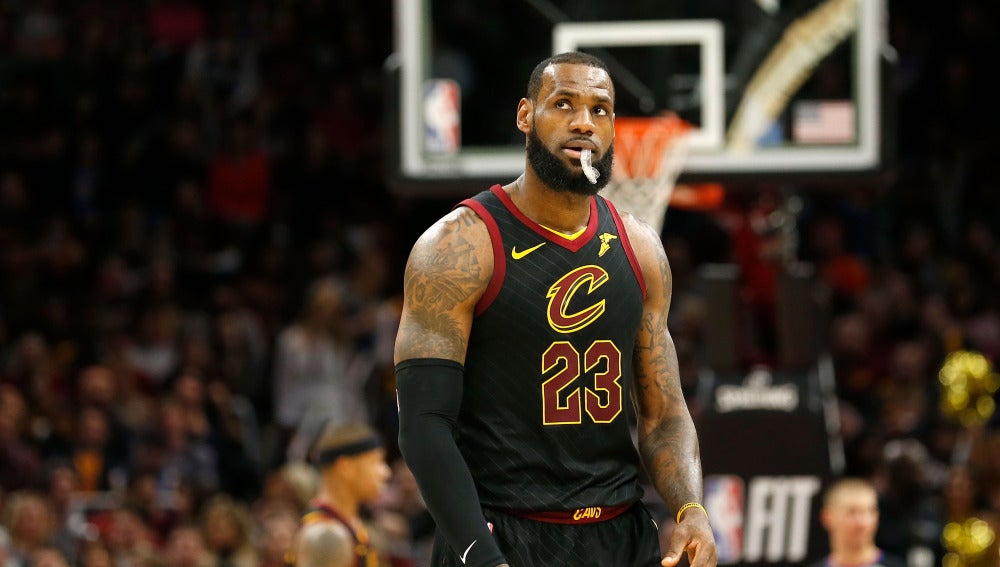 LeBron James, abatido durante el partido contra los Thunder
