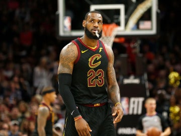 LeBron James, abatido durante el partido contra los Thunder