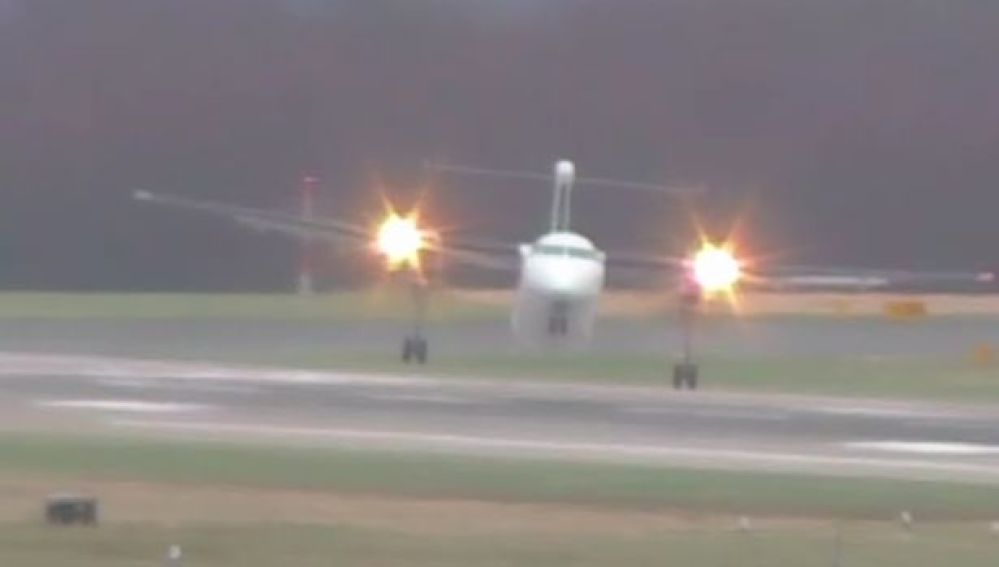 Un avión consigue aterrizar en Ámsterdam con fuerte viento
