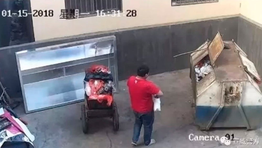 Un hombre arroja a un contenedor a su bebé recién nacida