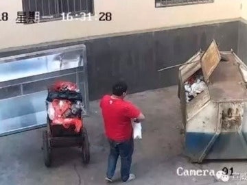 Un hombre arroja a un contenedor a su bebé recién nacida