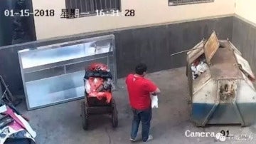 Un hombre arroja a un contenedor a su bebé recién nacida