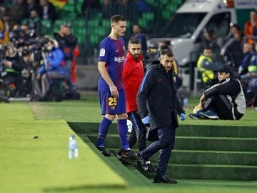 Vermaelen se marchó tocado ante el Betis