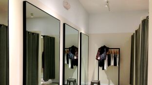 Probadores en una tienda de ropa