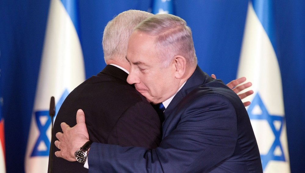 El vicepresidente de los Estados Unidos, Mike Pence (izda), abraza al primer ministro israelí, Benjamin Netanyahu 