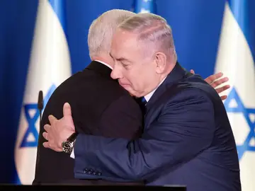 El vicepresidente de los Estados Unidos, Mike Pence (izda), abraza al primer ministro israelí, Benjamin Netanyahu El vicepresidente de los Estados Unidos, Mike Pence (izda), abraza al primer ministro israelí, Benjamin Netanyahu