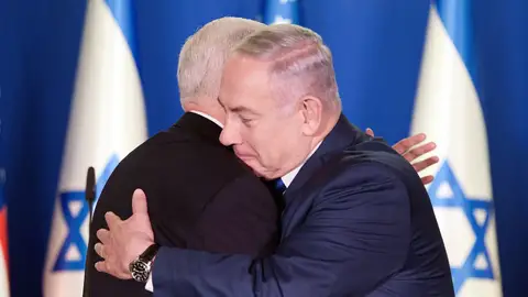 El vicepresidente de los Estados Unidos, Mike Pence (izda), abraza al primer ministro israelí, Benjamin Netanyahu El vicepresidente de los Estados Unidos, Mike Pence (izda), abraza al primer ministro israelí, Benjamin Netanyahu