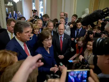 Los senadores Joe Manchin y Susan Collins ofrecen declaraciones tras salir de una sesión de voto Los senadores Joe Manchin y Susan Collins ofrecen declaraciones tras salir de una sesión de voto