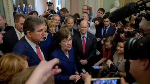 Los senadores Joe Manchin y Susan Collins ofrecen declaraciones tras salir de una sesión de voto Los senadores Joe Manchin y Susan Collins ofrecen declaraciones tras salir de una sesión de voto